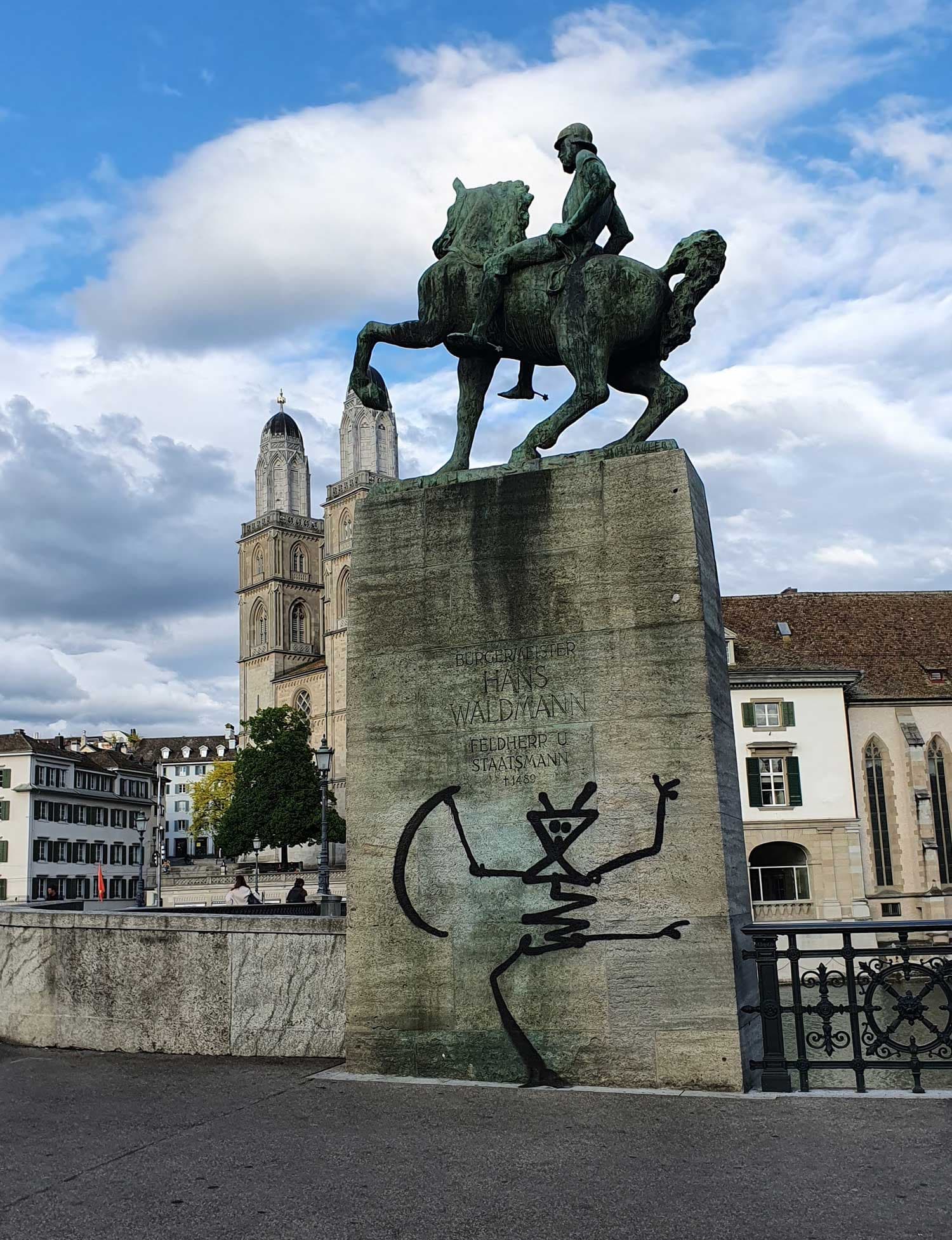 Harald Naegeli beginnt mit seiner Arbeit am Totentanz im Zürcher Grossmünster; nach einem Konflikt mit den Behörden bleibt das Werk unvollendet.